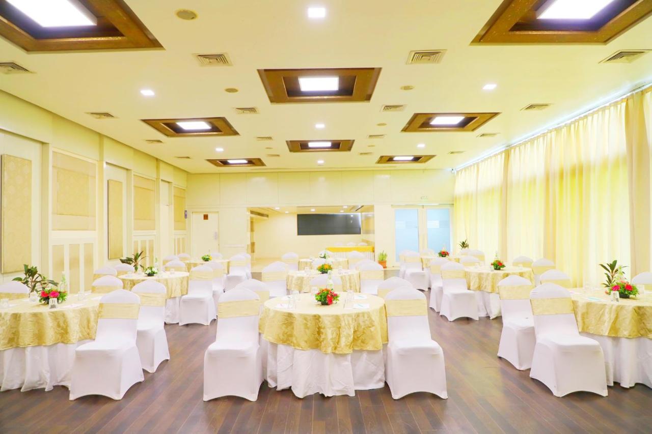 Boulevard 9 Luxury Resort & Spa Nadiād Kültér fotó