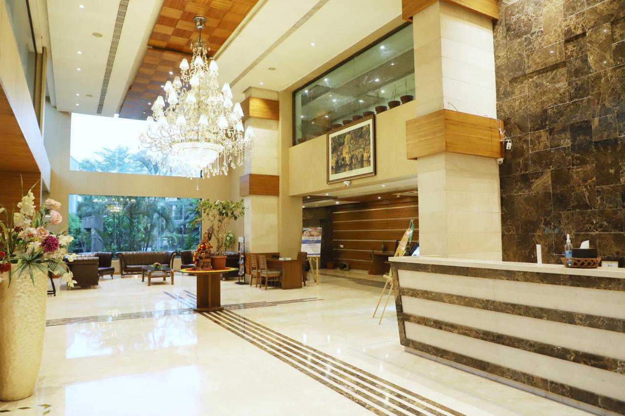 Boulevard 9 Luxury Resort & Spa Nadiād Kültér fotó