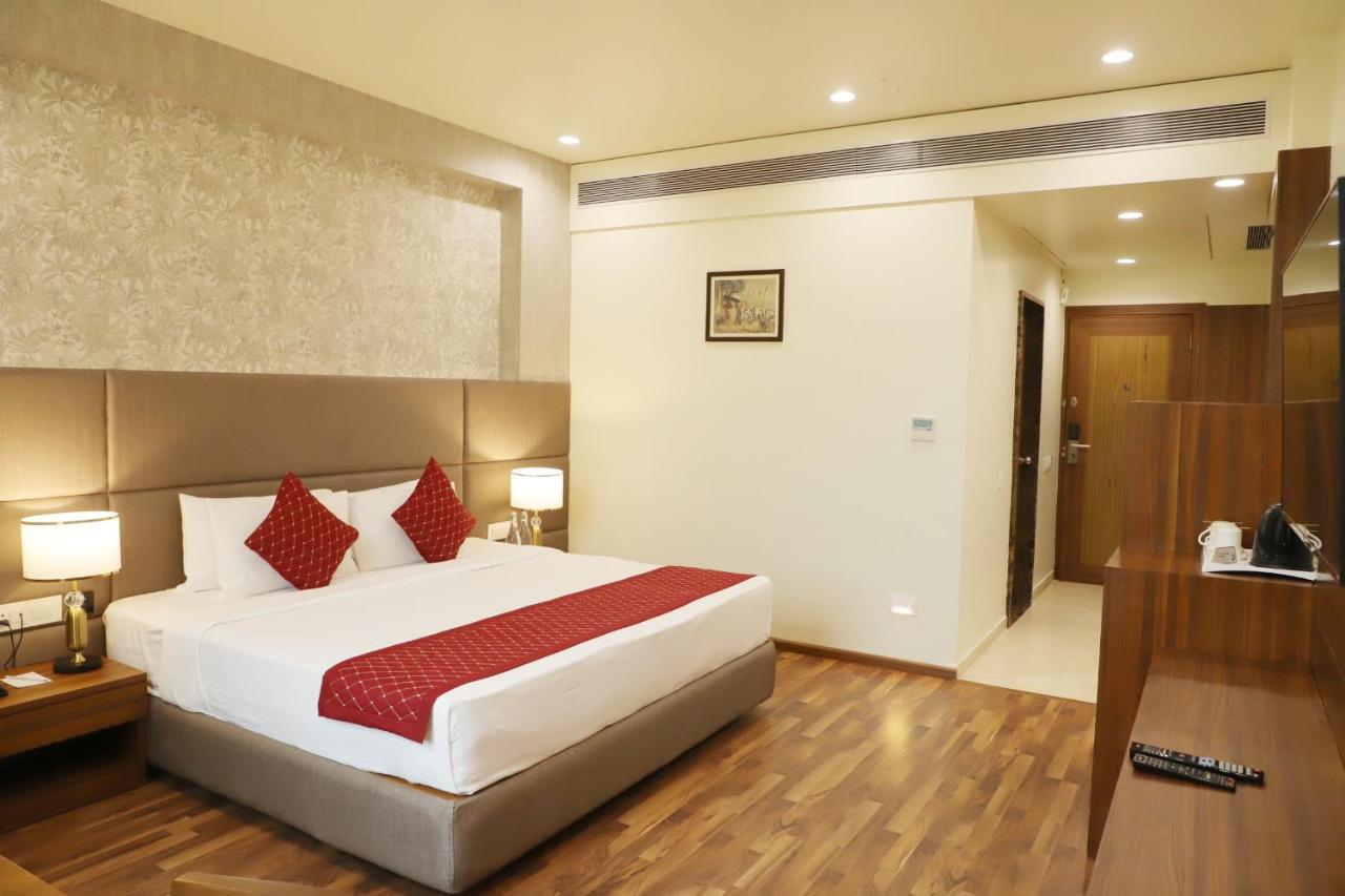 Boulevard 9 Luxury Resort & Spa Nadiād Kültér fotó