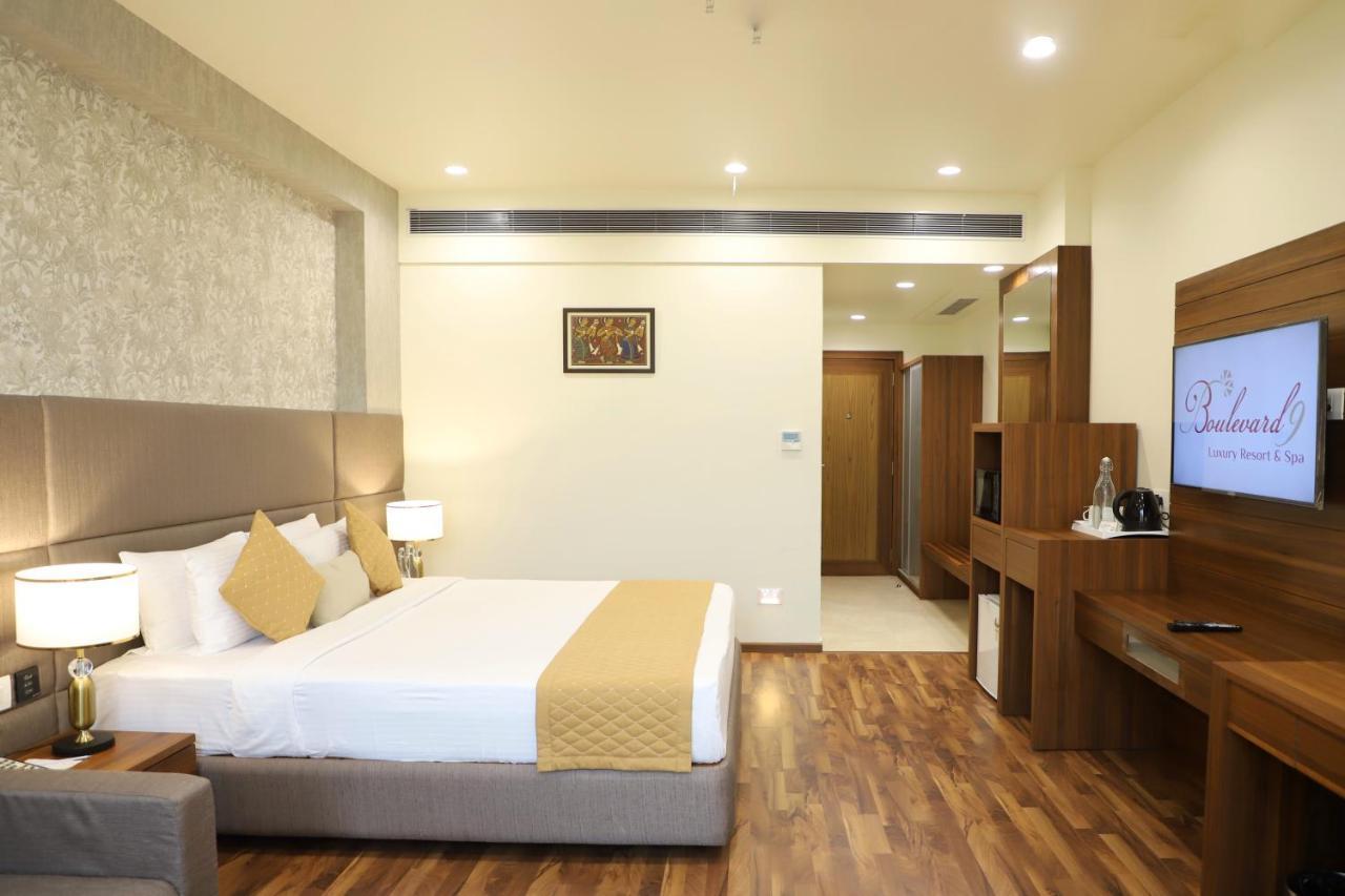 Boulevard 9 Luxury Resort & Spa Nadiād Kültér fotó