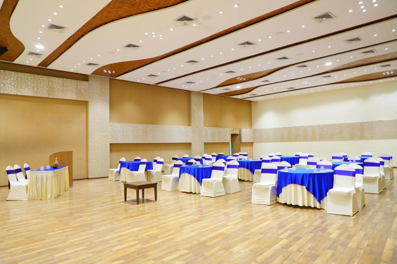 Boulevard 9 Luxury Resort & Spa Nadiād Kültér fotó