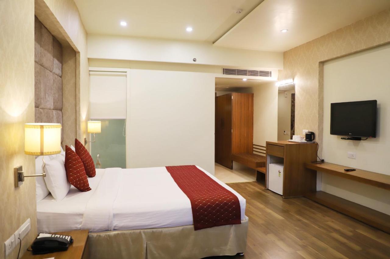 Boulevard 9 Luxury Resort & Spa Nadiād Kültér fotó