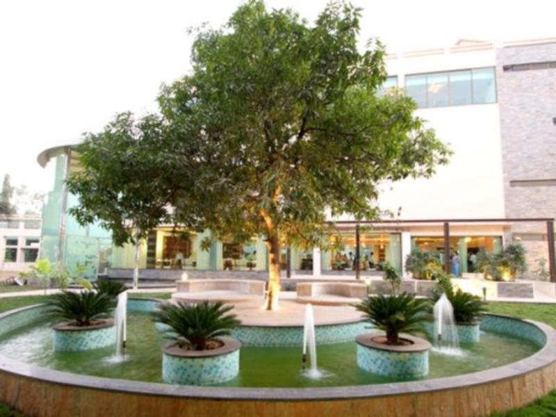 Boulevard 9 Luxury Resort & Spa Nadiād Kültér fotó