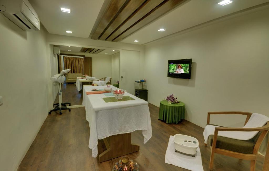 Boulevard 9 Luxury Resort & Spa Nadiād Kültér fotó
